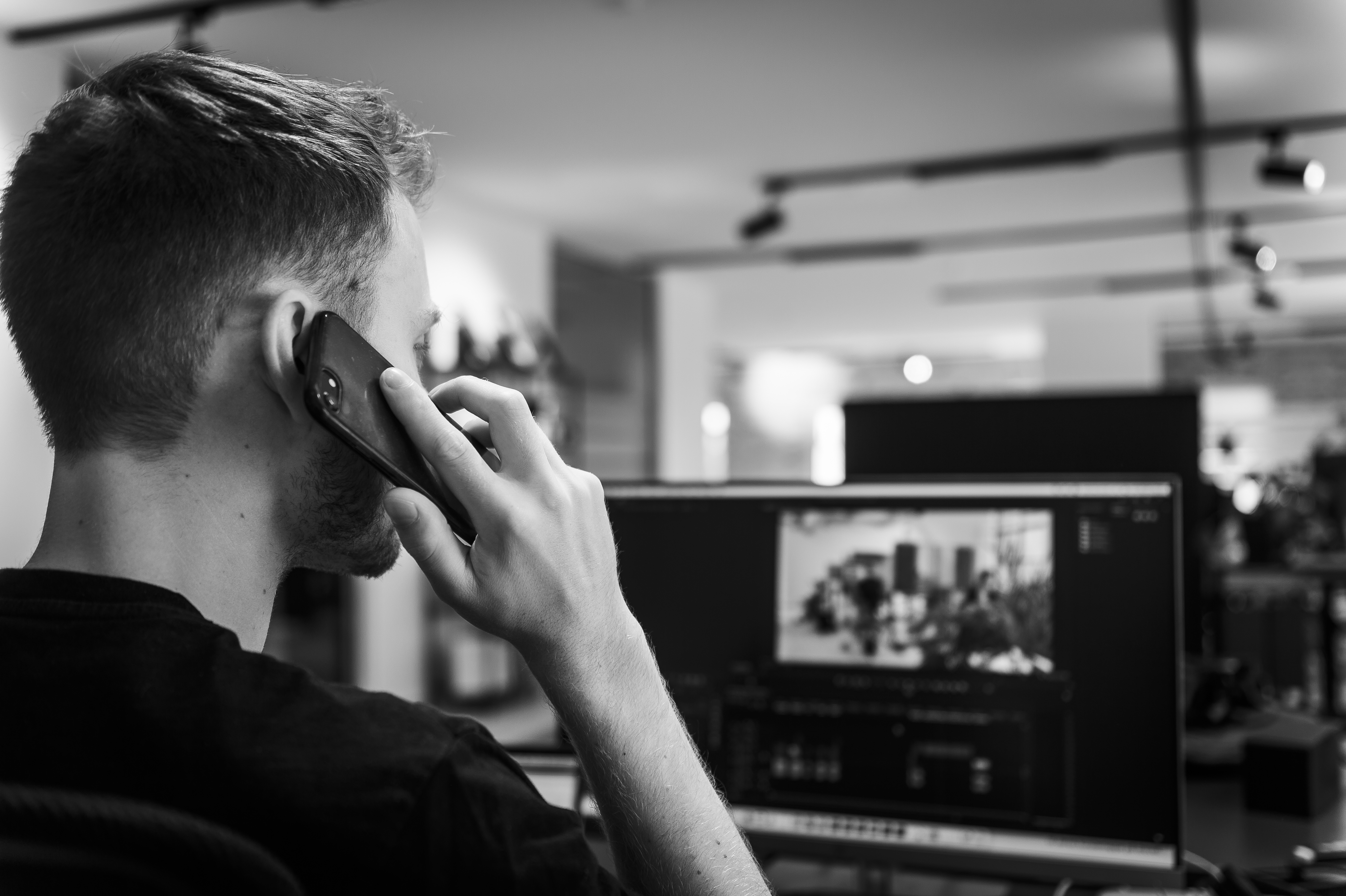 Medarbejder ser video på en bærbar computer